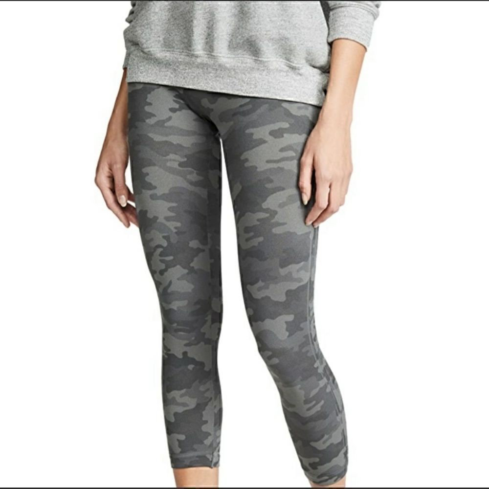 Spanx Look At me Now Camo Grey Seamless Cropped Leggings. Size Lg.‎